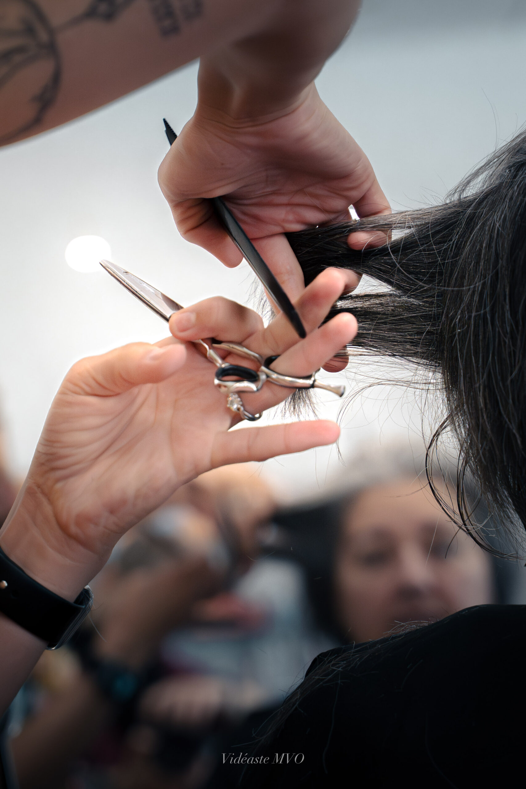 Mains de coiffeur tenant un ciseaux et un peigne - photo artisan coiffeur Ariège - Marion Oulières