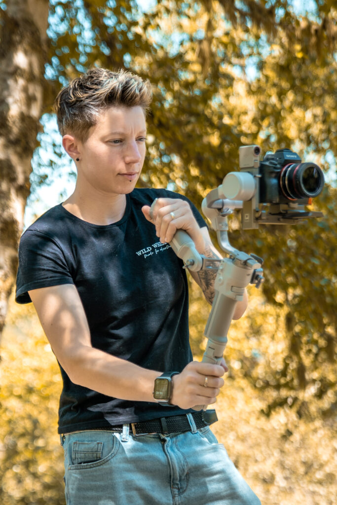 Portrait photographe vidéaste Marion Oulières avec stabilisateur caméra Ariège