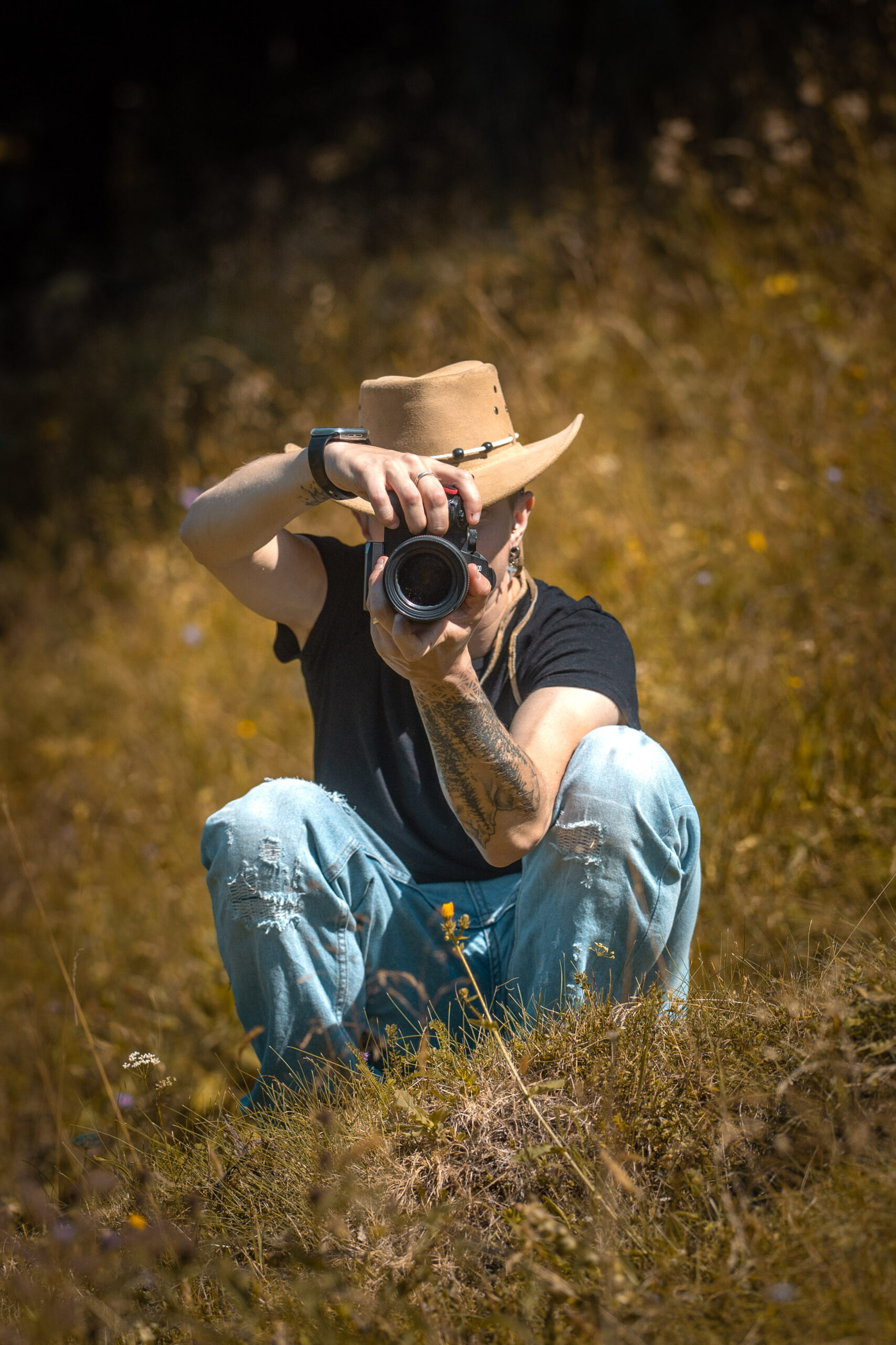 Portrait photographe Marion Oulières avec caméra - Ariège